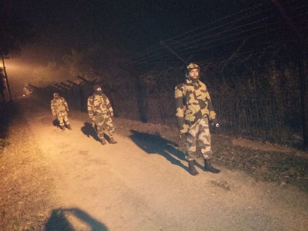 BSF_Tripura's tweet photo. #BSF #Praharis defending extreme #Frontiers 24x7 in #Tripura and Media keenly captured the glimpses of “Vigilant #Border #Guards doing Night Domination in remote Territorial Terrains & boldly fighting with every #Adversary”.
Proud #MahilaPraharis
#SeemaBhawani
#GuardiansOfBorders https://t.co/7jfehtl4hp