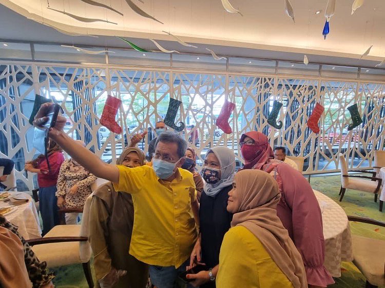 simkuihian's tweet photo. Is my honoured and privileged to have photo with my fans & supporters. Thanks for asking to have photo with you.
I wish everyone many happy memories and together, let’s make Sarawak great❗️ #MajulahSarawak. Don’t just #tengoook sahaja.
#OooooHA
#SarawakFirst
Skh🐝 https://t.co/B7EBl9XOoj