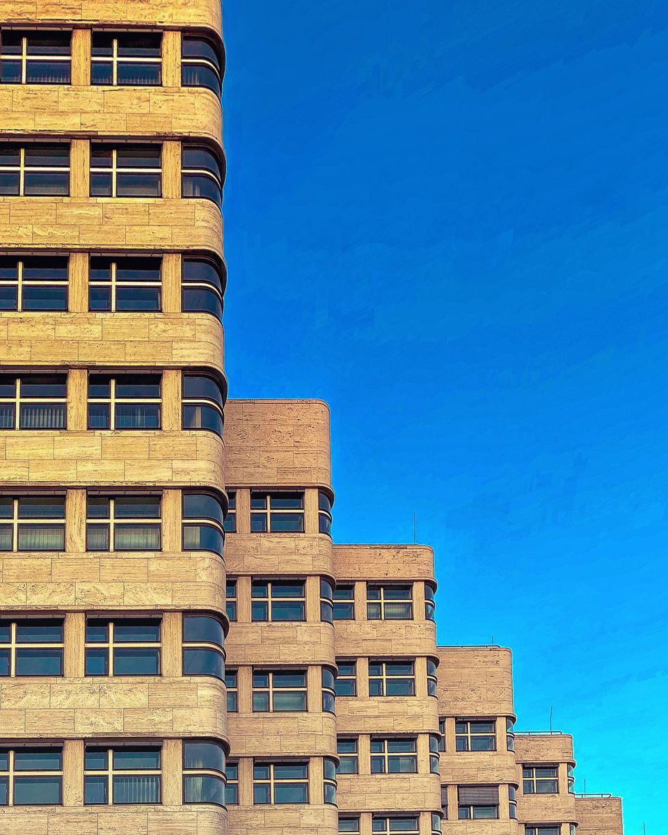 Memoire2cite's tweet photo. Berlin Le Shell-Haus conçu par Emile Fahrenkamp et a été construit dans les années 1930 est un chef-d'œuvre architectural moderniste classique que l'on peut trouver à proximité du Landwehrkanal. https://t.co/N4AmCMDTPz