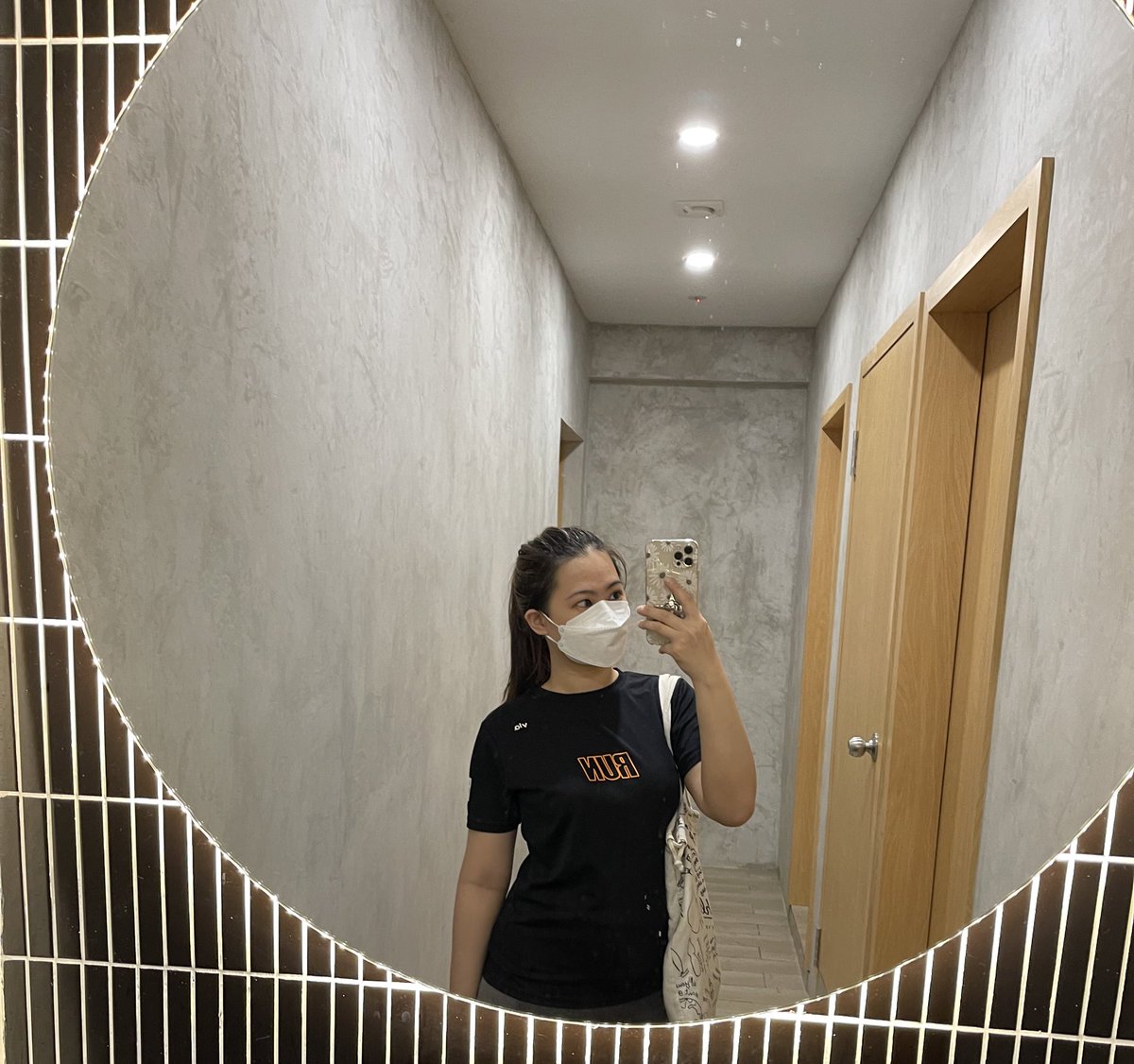 joyfuleeeee's tweet photo. "If you're searching for that one person that will change your life, take a look in the mirror." 2022, go beyond. 🎈 https://t.co/xnvVXTV55G