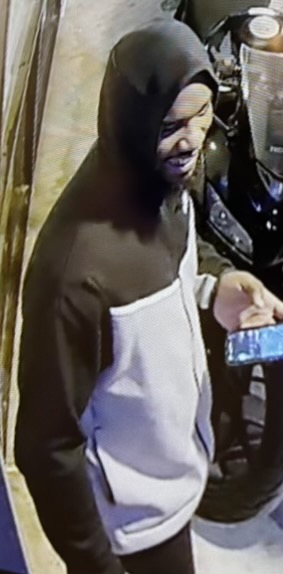 houstonpolice's tweet photo. WANTED: Help our homicide detectives ID these 2 suspects seen fleeing this morning's scene in a white Dodge Charger. 

If you know them, please call HPD Homicide 713-308-3600 or anonymous tip to @CrimeStopHOU for reward up to $5K.

More info at https://t.co/6j53cA00EF

#HouNews https://t.co/gsDaTlTkQg