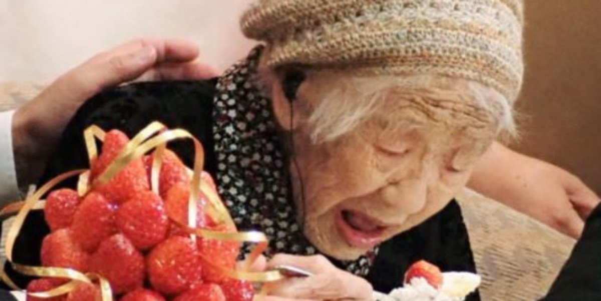 MediasetTgcom24's tweet photo. La donna più anziana al mondo spegne 119 candeline: superate tre epidemie  #kanetanaka https://t.co/HYKYdWKHh3 https://t.co/Fxy9MyRHsJ