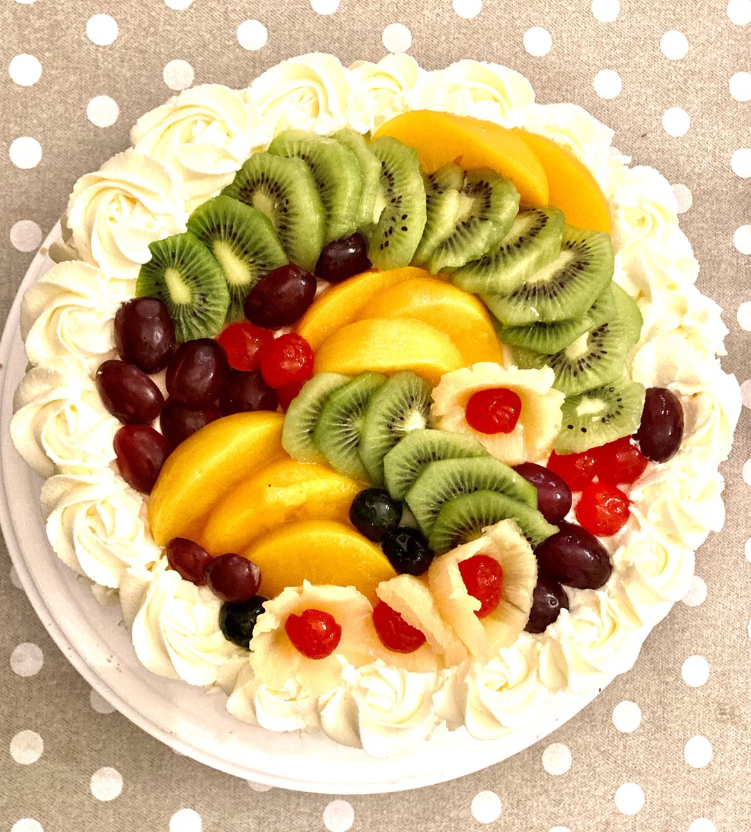 taija_myyra's tweet image. Vuoden eka hedelmätäytekakku. 

#leipoosi #täytekakku #bakingtherapy