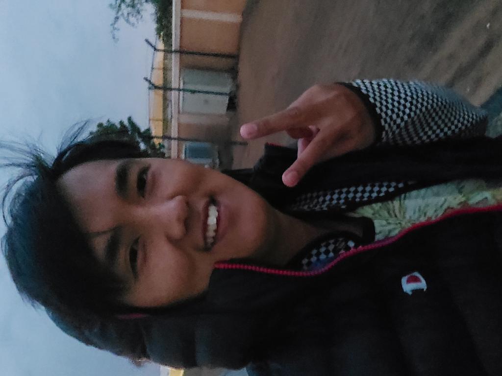 एक साल अगाडिको फोटो कस्तो छ🤣🤣