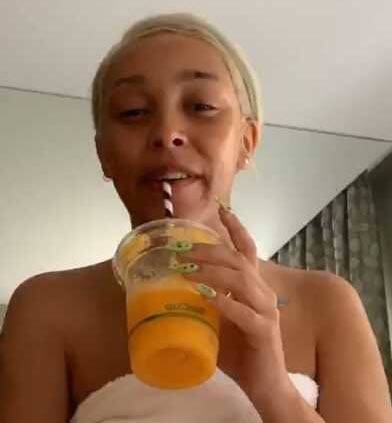 sucodelaranja's tweet photo. feliz 2022 amantes de suco de laranja!! imagens de alguns de nossos fãs e ouvintes em comemoração a um amo de podcast 🍊 https://t.co/LfIufys7PL