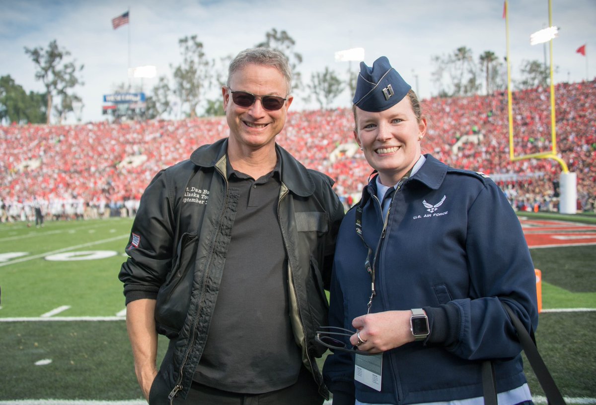 eggert_alexa's tweet photo. The reason I became an engineer, @levarburton, is this year’s #RoseBowl Grand Marshall. Would have been fun to say hi! Here’s a throwback to 2018’s Rose Bowl when I met @GarySinise! Happy New Year everyone! https://t.co/VBEeuJKXSX
