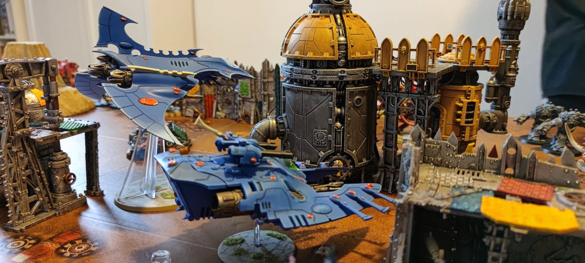 RaPuertoMartin's tweet photo. Empezando el año con una partidita a 4 de #Warhammer40k con la variación de turno de #funhammer (turnos simultáneos) de @JuegOscArevalo 
#juegosdemesa #wargames #warhammer40k #GamesWorkshop https://t.co/zOPDfZbu4w