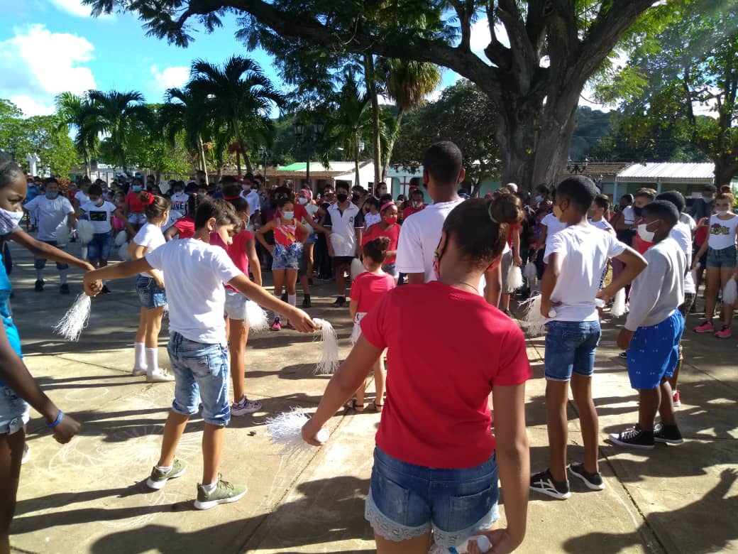Migdrey6's tweet photo. 63 años cosechando triunfos y victorias #CubaViveyVence #CubaViveyAvanza #CubaViveyCelebra #MatancerosEnVictoria https://t.co/o7pZFhg227