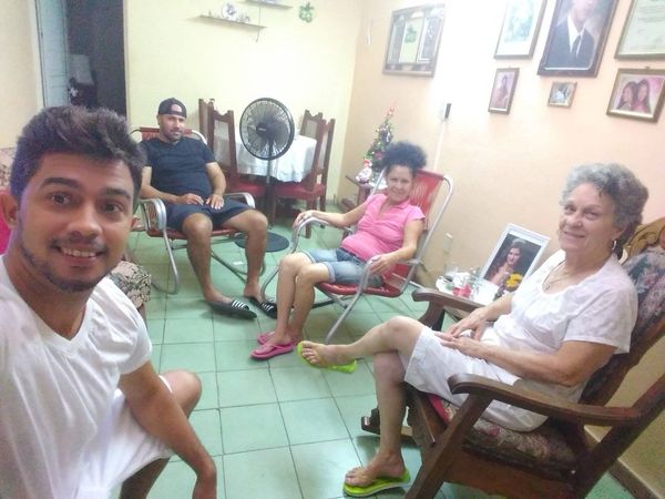 PerlavisionTV's tweet photo. Inundada red social Facebook con la evidencia de celebraciones en la familia cubana. Desde #Cienfuegos un nuevo abrazo de la alegría por el nuevo año, vamos por más #CubaViveYCelebra https://t.co/mJgB3Mbqpw