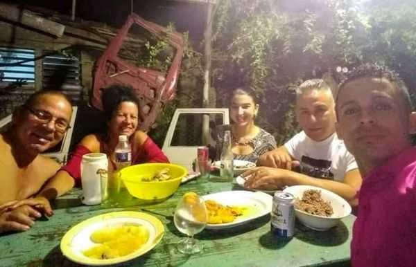 PerlavisionTV's tweet photo. Inundada red social Facebook con la evidencia de celebraciones en la familia cubana. Desde #Cienfuegos un nuevo abrazo de la alegría por el nuevo año, vamos por más #CubaViveYCelebra https://t.co/mJgB3Mbqpw