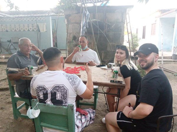PerlavisionTV's tweet photo. Inundada red social Facebook con la evidencia de celebraciones en la familia cubana. Desde #Cienfuegos un nuevo abrazo de la alegría por el nuevo año, vamos por más #CubaViveYCelebra https://t.co/mJgB3Mbqpw