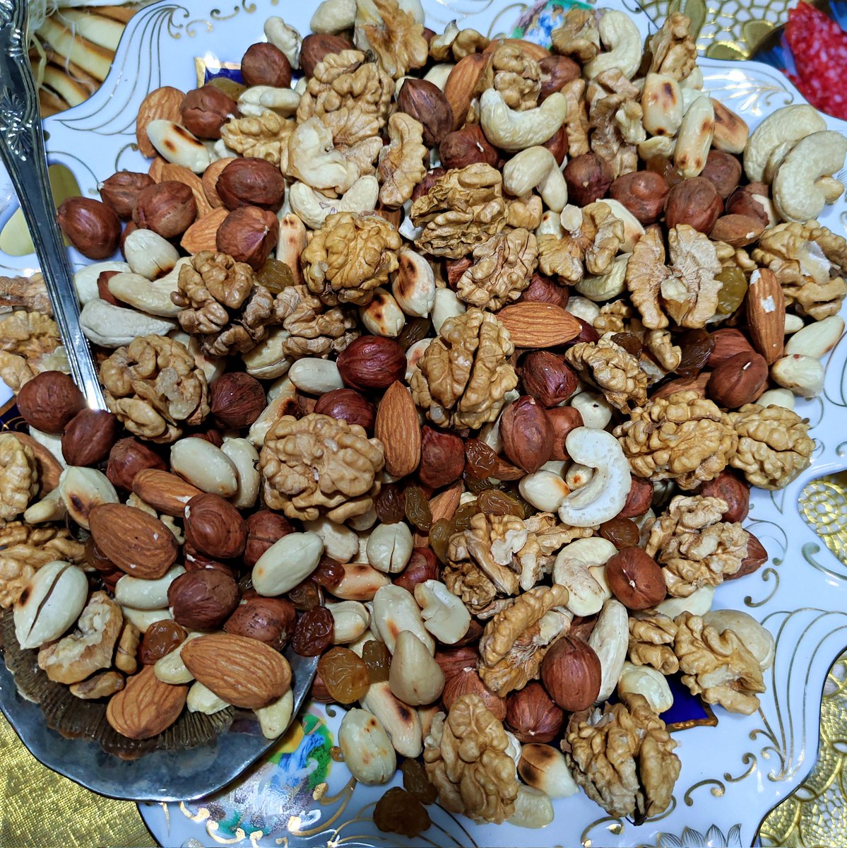 Tigran12819780's tweet photo. What we eat generally from New Year table 😋
#NewYear2022 #2022NewYear #charaz https://t.co/wDI2z39xfb