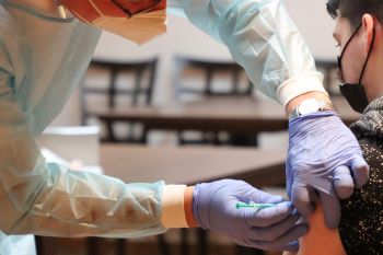 Don’t forget today you can get a COVID 1st, 2nd or booster jab (Pfizer only) at the walk-in vaccination clinic for people aged 16+ at Hightown Surgery in Banbury OX16 9DB (10am/3pm). Bring NHS number, date of birth &amp; contact details.  #Grabajab to protect yourself.