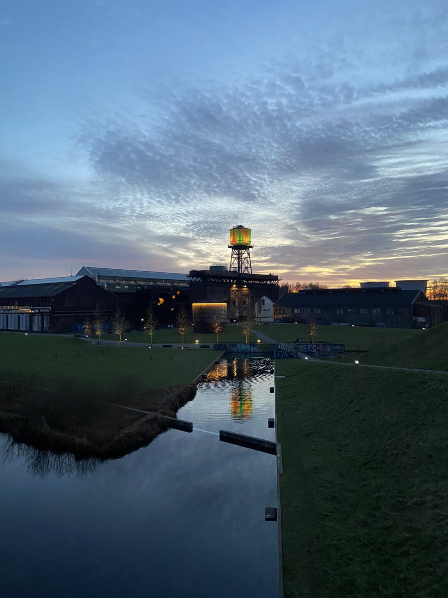 BeleLegrand's tweet image. Neujahrstag und die Leute joggen in T-Shirt und kurzen Hosen durch den #Westpark in #Bochum. #klima