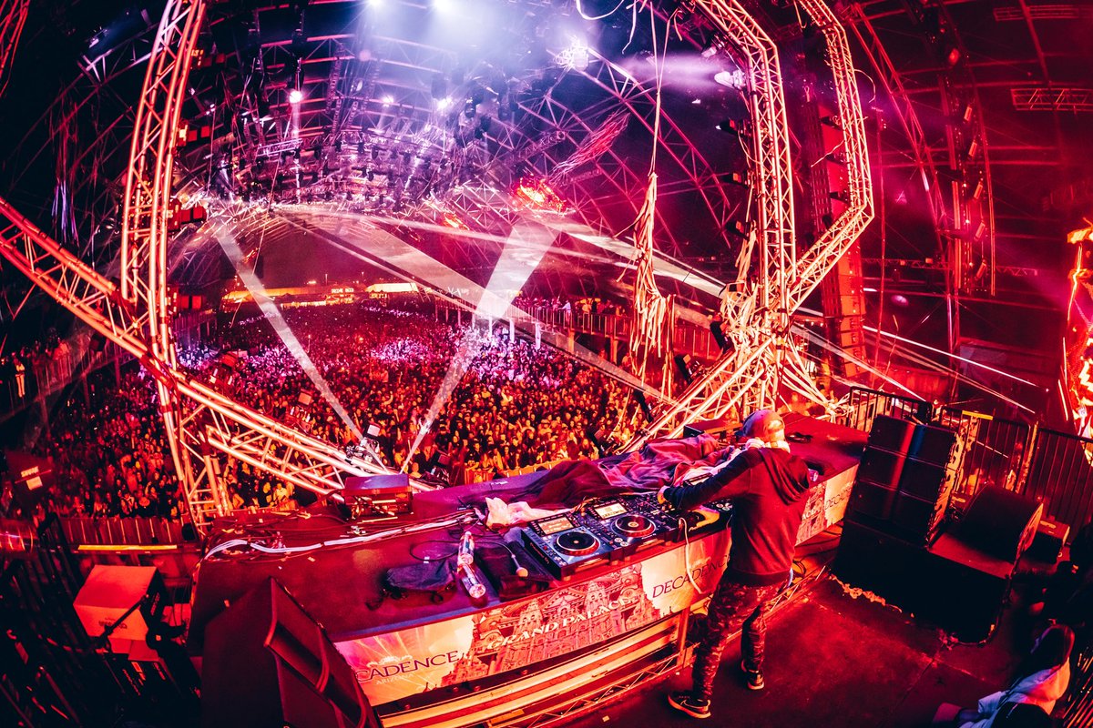 DecadenceAZ's tweet photo. 2022 starting off pretty fire 🔥 @excision 

📸 @divisuals https://t.co/CbHHNgIu7o