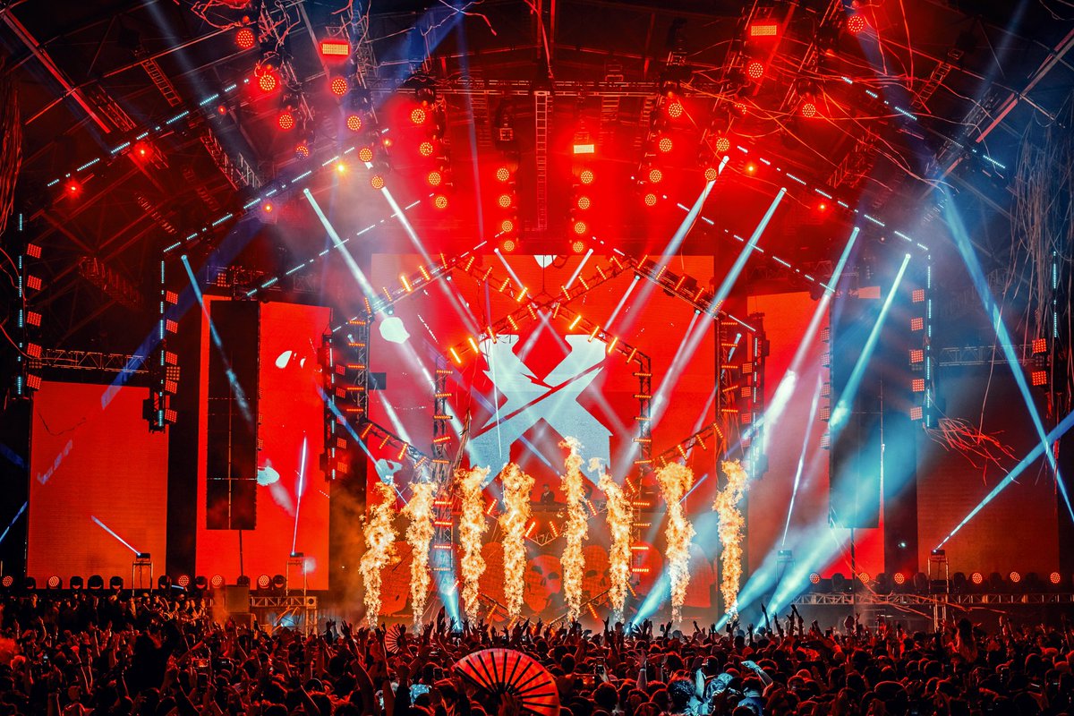 DecadenceAZ's tweet photo. 2022 starting off pretty fire 🔥 @excision 

📸 @divisuals https://t.co/CbHHNgIu7o