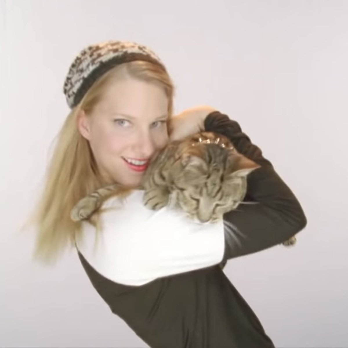 thinkerbrittany's tweet photo. brittany pierce wishes you a happy and safe new year <3 https://t.co/LEsArGl7kK