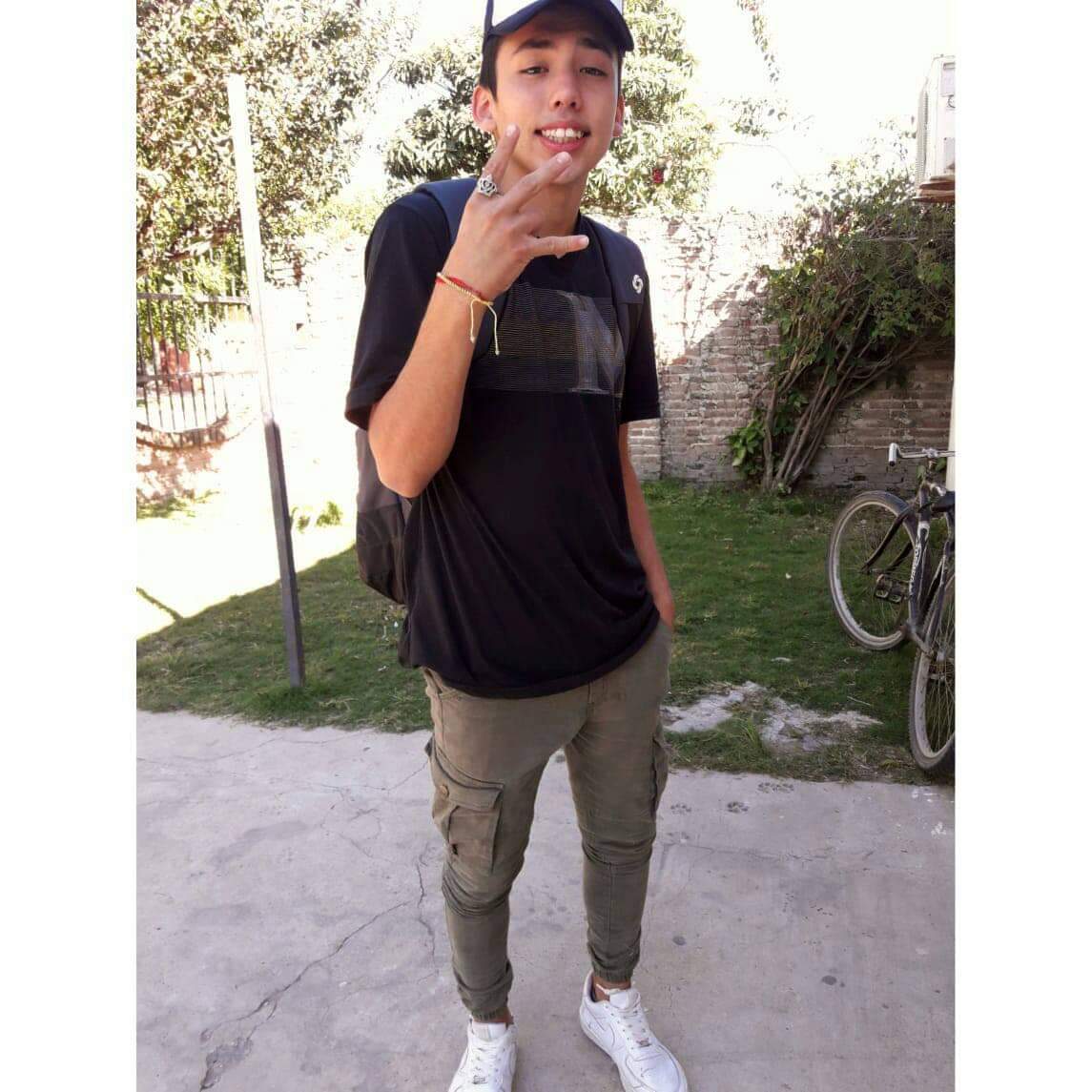 Siguen buscando a Lucas Tomás Moreyra de 15 años de Loteo Belén  es de tez blanca, cabello castaño corto, delgado, 1,70 mts de altura aproximadamente, tiene 3 tatuajes, dos en los brazos, en el izquierdo un marciano y en el derecho un reloj con el nombre MAXI.