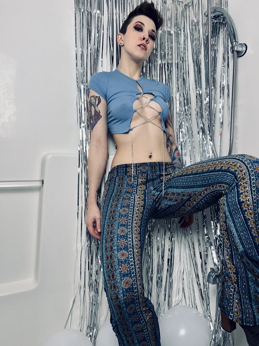 Happy New Year ⭐️🥂🤘🏼🖤 https://t.co/sfpTYHHdQG<a href="/tag/residentevil4"class="tags"><span>#residentevil4</span></a>