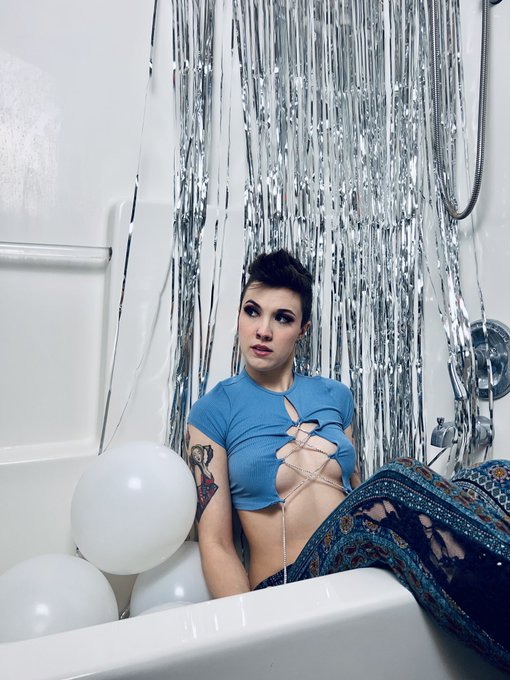 Happy New Year ⭐️🥂🤘🏼🖤 https://t.co/sfpTYHHdQG<a href="/tag/residentevil4"class="tags"><span>#residentevil4</span></a>