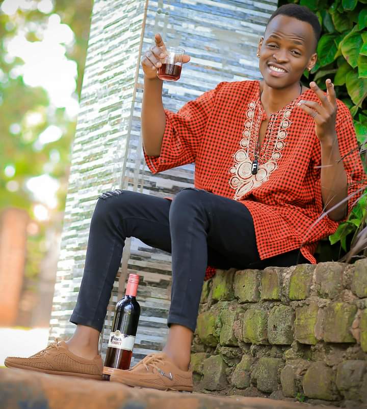 Papo_Rhymes's tweet photo. Grab yo self a drink🍷🍷🍷let's celebrate de new year's eve......🎆🎆⏳
This is ma crib i feel like am flying😃😃
I lost ma mind 😛am sorry i didn't wear socks
Enono ...on ma African Cultures
#kitengi out fit
#new year new me🎇
@2022 u welcome
#new song Am in love
#paporhymes https://t.co/sbA6cMWqU6