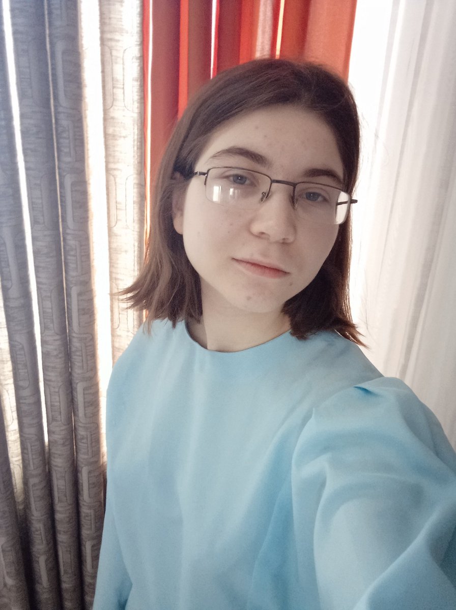 Раз уж я давно ничего не твичу двайте хоть фоточки покажу свои. Сделала уже сегодня утром но не важно. У меня ахиренное платье и это главное 🥰