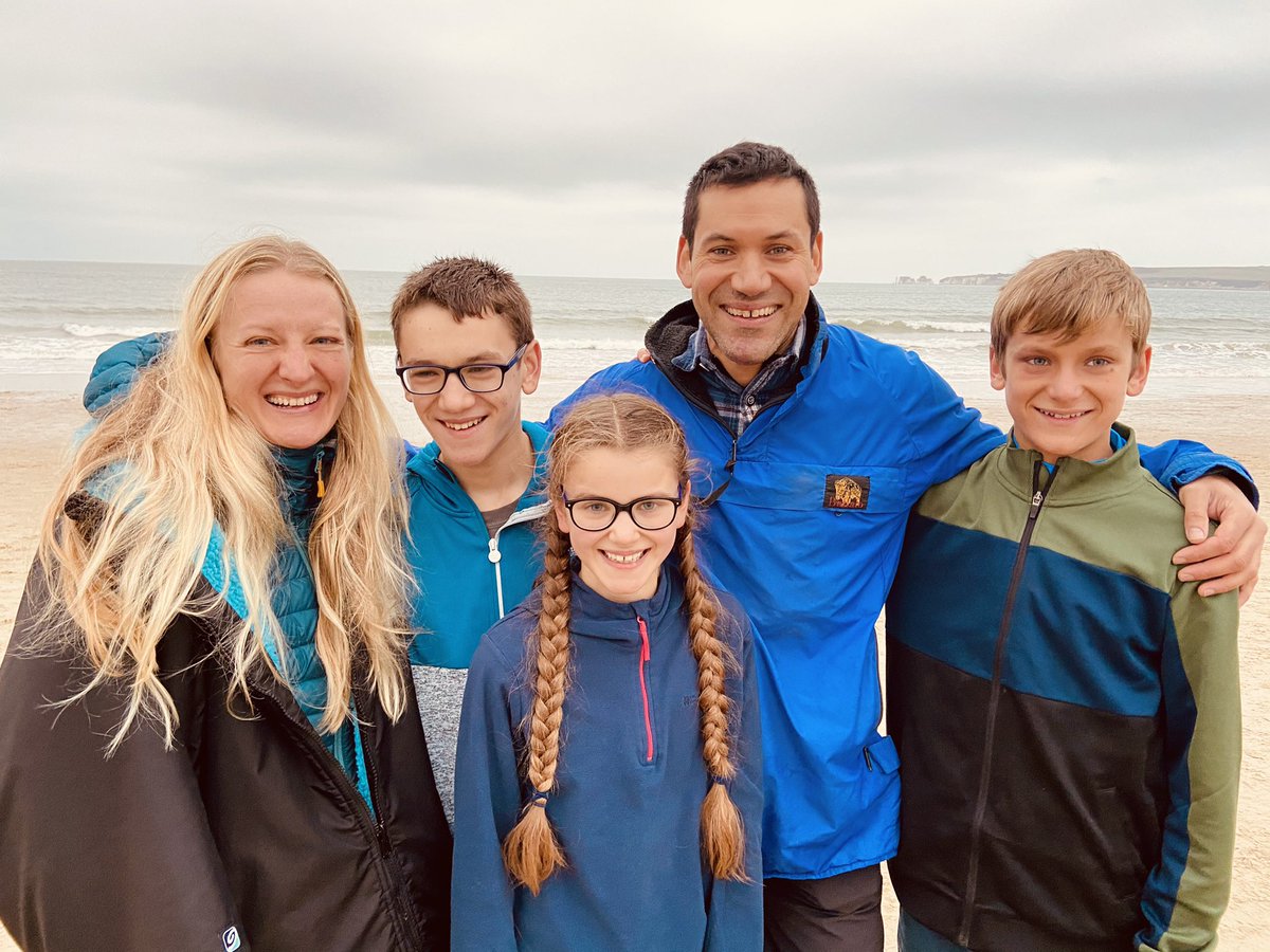 polly_jacobs's tweet photo. Happy New Year from Team Jacobs! After a bumpy 2021 we are hoping for a healthier and more adventure-filled (but accident-free) 2022! @NealJacobs13 @camjacobsrunner https://t.co/gqA6qTeHOU