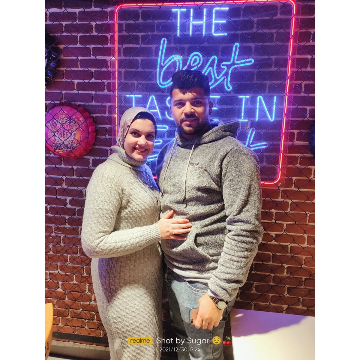 RowidMohamed's tweet photo. جَميلـة الدُنَيَـا وأنَـا جَمبـگ ي أطَيـب رُگـن في الزحَمـة 🌎👫🔐🤍💍 https://t.co/eelCcuJ5Kk