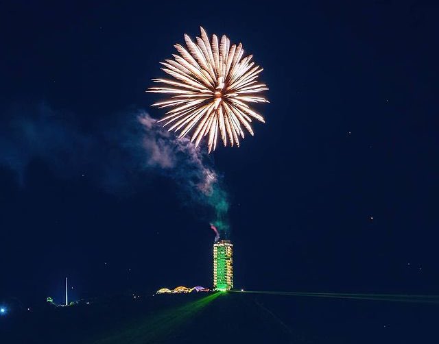 JohanLozada26's tweet photo. Fuegos artificiales y rayos laser que te pueden alumbrar una montaña entera para fin de año, en el mismo país en dónde vas a un hospital porque te mordió una culebra y te mueres porque no hay antídotos. https://t.co/LOSkmWyajm