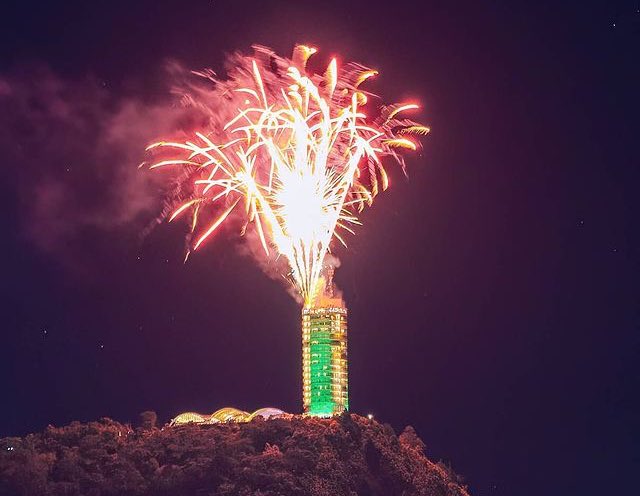 JohanLozada26's tweet photo. Fuegos artificiales y rayos laser que te pueden alumbrar una montaña entera para fin de año, en el mismo país en dónde vas a un hospital porque te mordió una culebra y te mueres porque no hay antídotos. https://t.co/LOSkmWyajm
