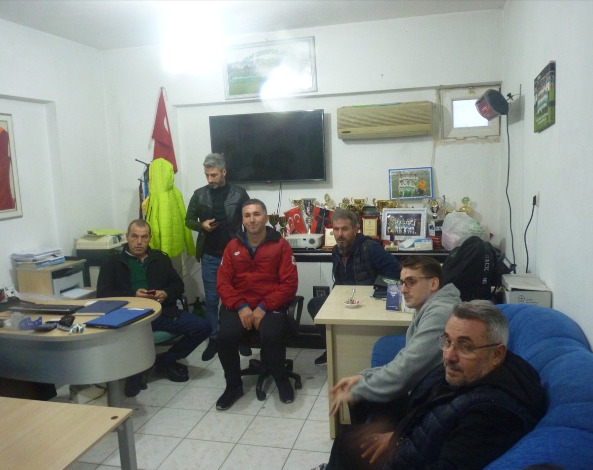 HisareynSpor's tweet photo. Bizleri her fırsatta yalnız bırakmayan, yetiştiği kulübe ahde vefa örneği gösteren Milli Takımın ve Galatasaray 'ın başarılı futbolcusu @keremakturkoglu misafirimizdi. Babası Faruk Aktürkoğlu ve kardeşi Selim ile birlikte Futbol okulumuzu ziyaret eden Kerem'e teşekkür ederiz... https://t.co/V1h7VAzbCg