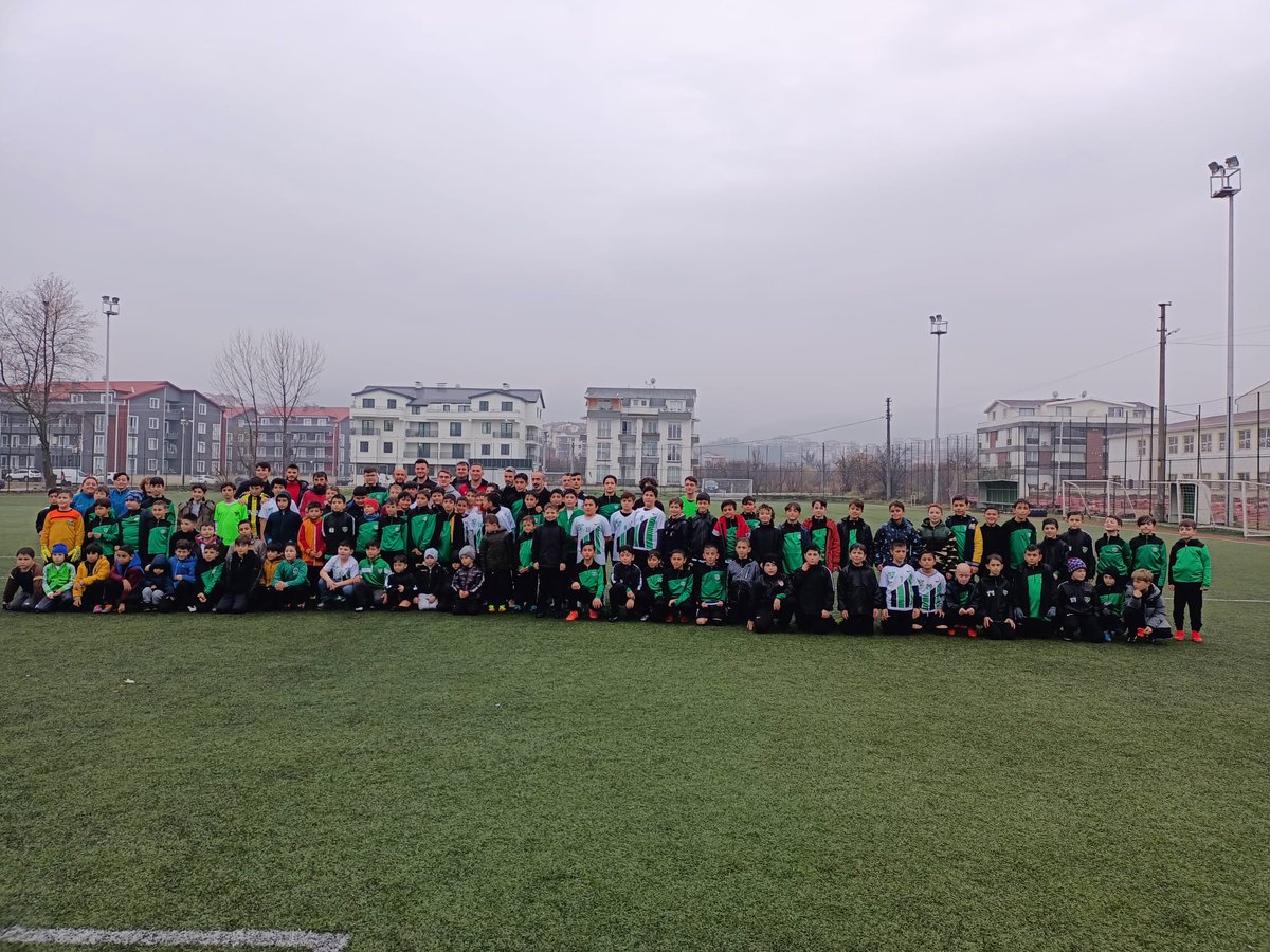 HisareynSpor's tweet photo. Bizleri her fırsatta yalnız bırakmayan, yetiştiği kulübe ahde vefa örneği gösteren Milli Takımın ve Galatasaray 'ın başarılı futbolcusu @keremakturkoglu misafirimizdi. Babası Faruk Aktürkoğlu ve kardeşi Selim ile birlikte Futbol okulumuzu ziyaret eden Kerem'e teşekkür ederiz... https://t.co/V1h7VAzbCg