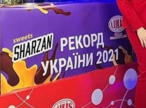 Pal_Sanja's tweet photo. Книга рекордов на Украине на русском:
 Книга официально зафиксировали результаты супер-конфеты: длина -2,01 метра; ширина -0,75 метра; высота-0,65 метра; вес конфеты-1 тонна.
Теперь всей Украиной сосать будут…нашу российскую сосатку… https://t.co/UBQTq8vsx9