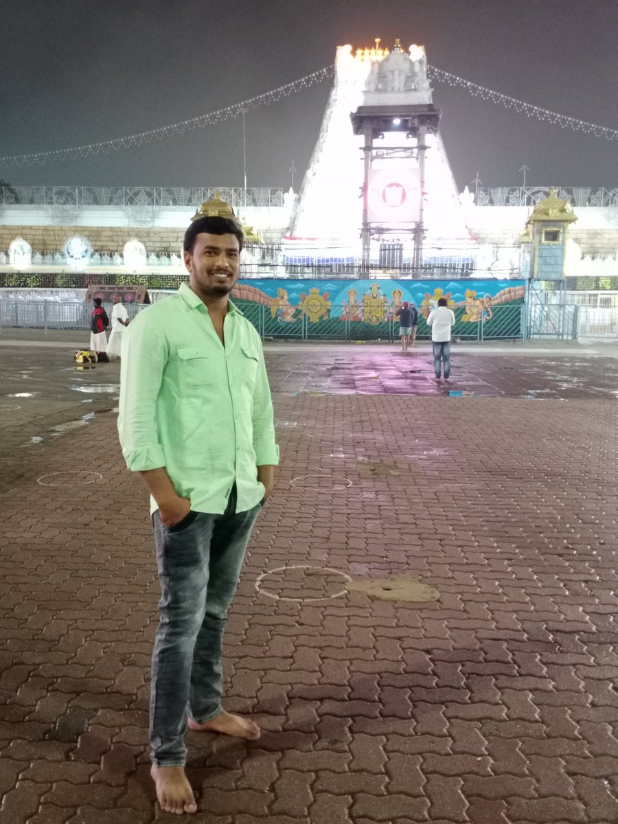 VtAjithkumar's tweet photo. 🙏ஏழுகுண்டல வாழ வெங்கட்ராமனா கோவிந்தா!!கோவிந்தா!!! 
#2022_புது_வருட_தரிசனம்🙏 https://t.co/5V16Ppadai