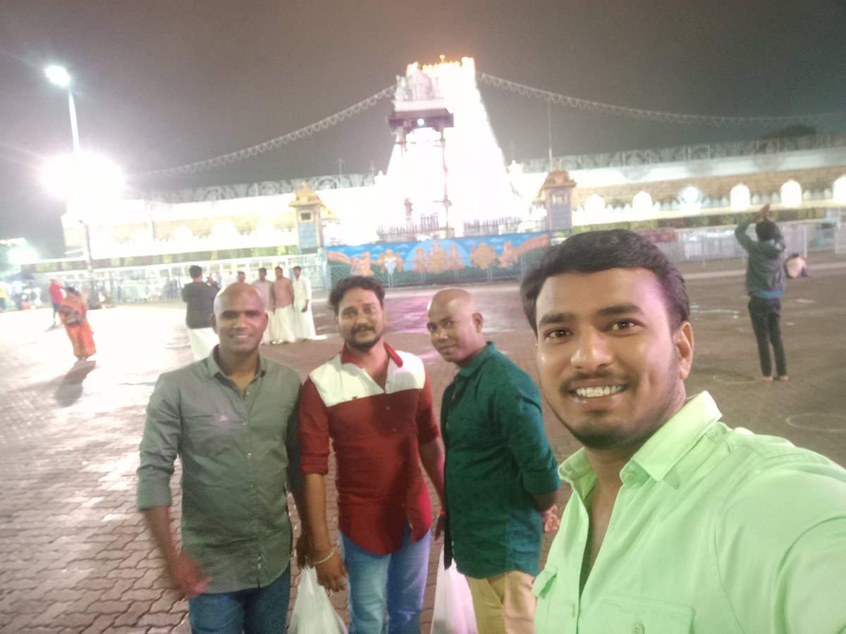 VtAjithkumar's tweet photo. 🙏ஏழுகுண்டல வாழ வெங்கட்ராமனா கோவிந்தா!!கோவிந்தா!!! 
#2022_புது_வருட_தரிசனம்🙏 https://t.co/5V16Ppadai