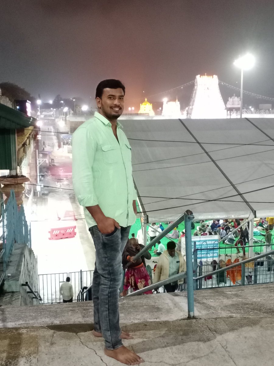 VtAjithkumar's tweet photo. 🙏ஏழுகுண்டல வாழ வெங்கட்ராமனா கோவிந்தா!!கோவிந்தா!!! 
#2022_புது_வருட_தரிசனம்🙏 https://t.co/5V16Ppadai