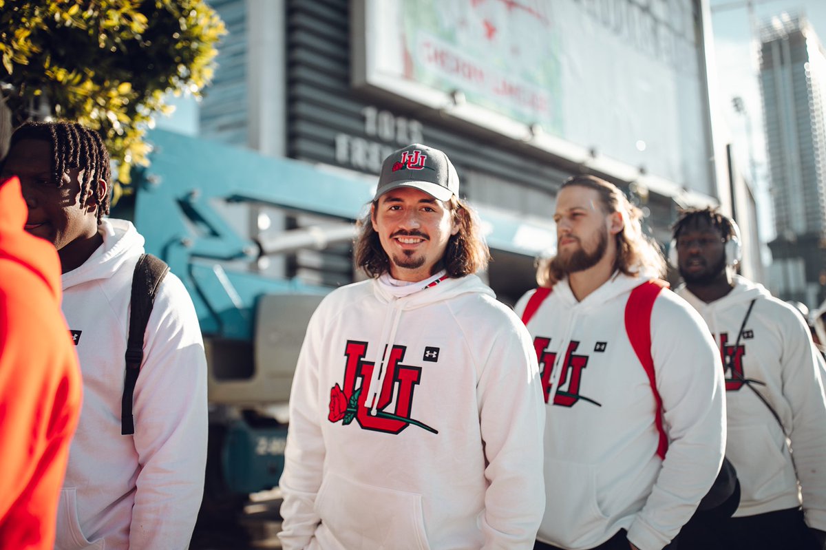 Utah_Football's tweet photo. Team walk. https://t.co/XmE8pNgODz