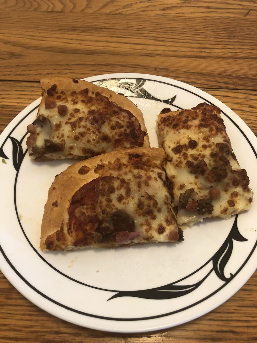 jordy_sealey's tweet photo. #Lunch #LeftoverPizza #NewYearsDay #January1st https://t.co/RpbPrbCEhD
