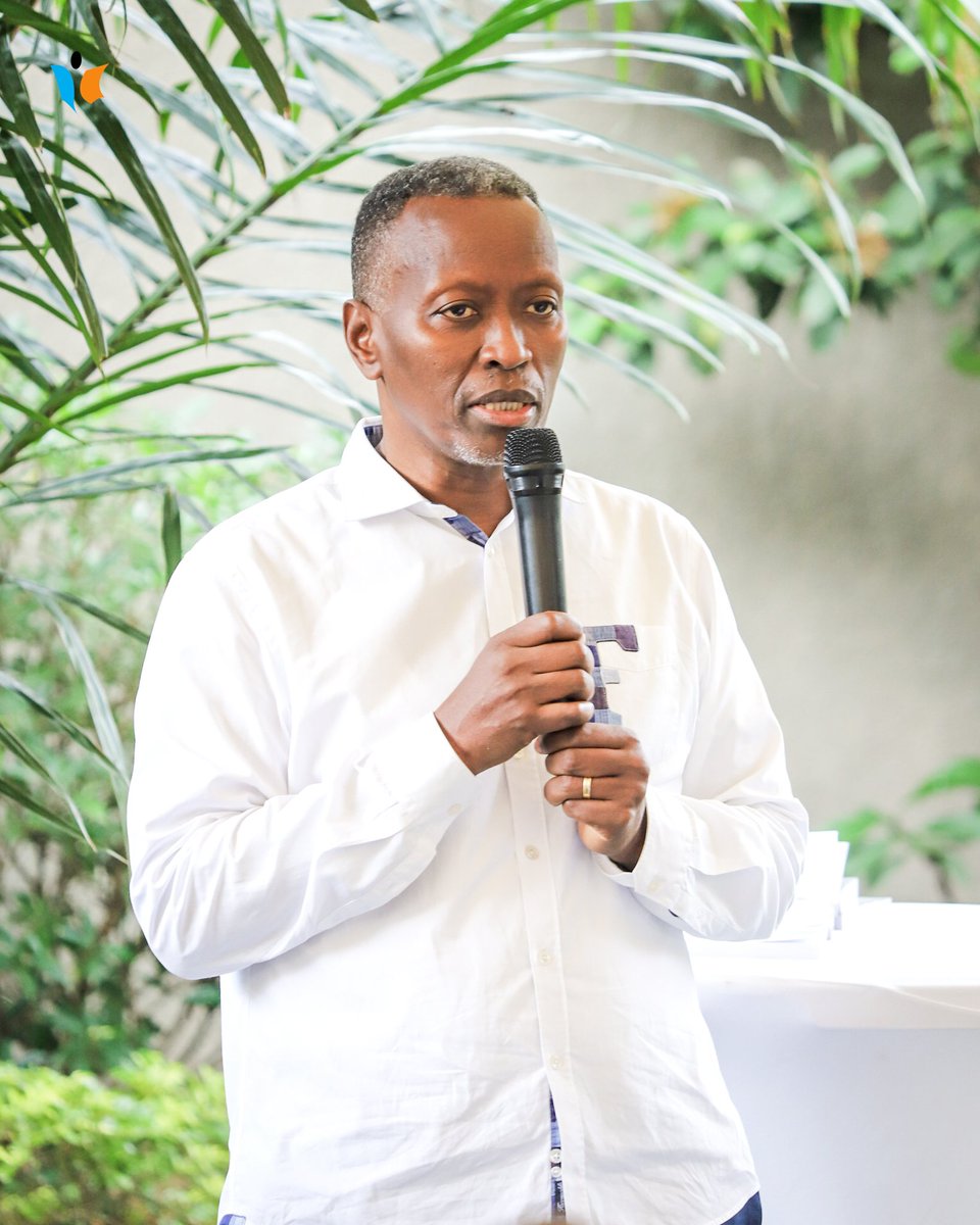 MagazineJimbere's tweet photo. 🤗📖 Plutôt rare au #Burundi: ce 31/12/2021, présentation de l'autobiographique "Évariste Gatogato, une vie de persévérance" par l'entrepreneur devant ses enfants, petits-enfants et arrière-petits-enfants
✍️ Un regard sur les 80 ans du natif de #Vyuma, à #Kayokwe, @MwaroProvince https://t.co/viQCUiJilH