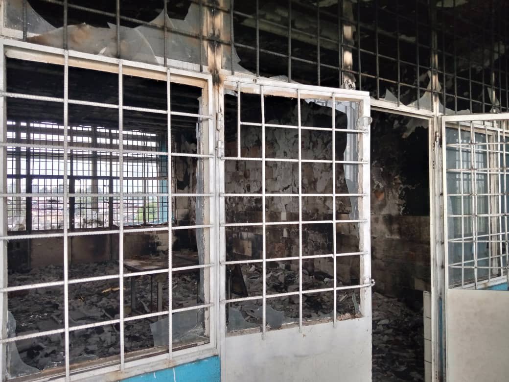 FellyMbla3's tweet photo. Arrêt sur image : le 01/01/2022

Le 4ème niveau où loge les prisonniers à l’HGR de Makala est en feu 🔥(incendie) la cause de celle-ci n’a pas encore été élucidée, les enquêtes sont en cours, un court-circuit électrique serait la cause la plus plausible selon nos sources ! https://t.co/Gq4eGNcI0t