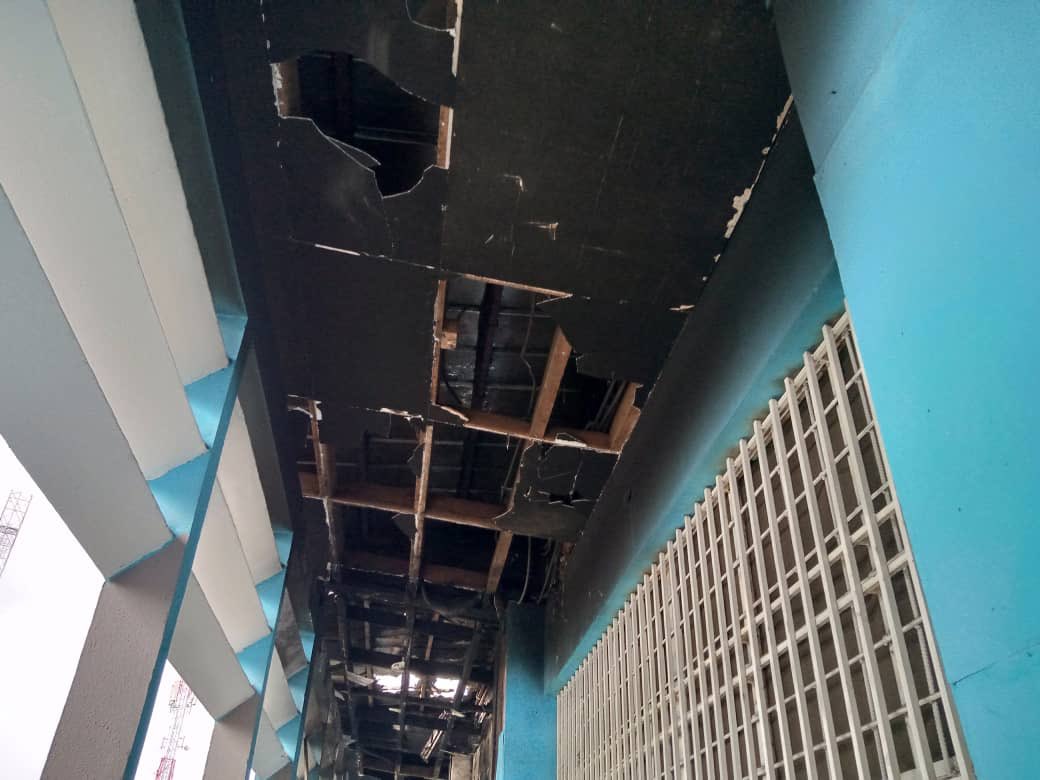 FellyMbla3's tweet photo. Arrêt sur image : le 01/01/2022

Le 4ème niveau où loge les prisonniers à l’HGR de Makala est en feu 🔥(incendie) la cause de celle-ci n’a pas encore été élucidée, les enquêtes sont en cours, un court-circuit électrique serait la cause la plus plausible selon nos sources ! https://t.co/Gq4eGNcI0t
