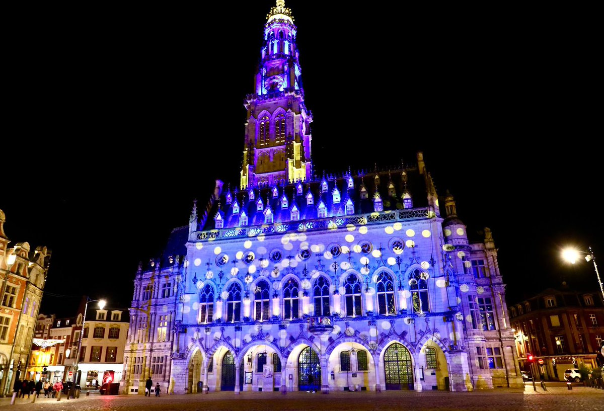 VilleArras's tweet photo. 👌🇪🇺 Notre beau Beffroi d’#Arras en bleu et jaune pour célébrer la #PFUE2022 !

➡️ À partir d’aujourd’hui, et pour 6 mois, la France préside le Conseil Européen. 

🤝 Merci à notre mécène de #NoelArras : @oneeventslive pour cette belle mise en lumière https://t.co/qy5HOh7KT1