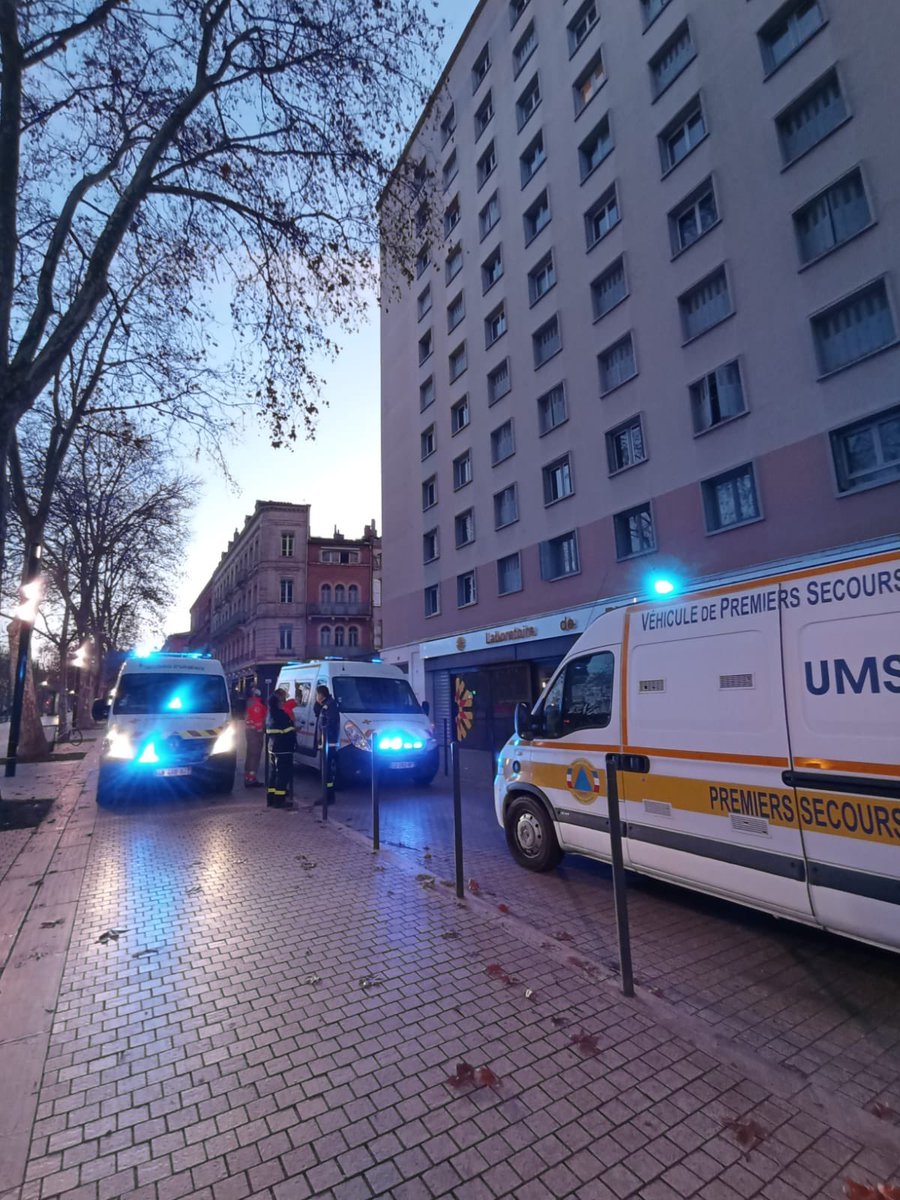 ums31's tweet photo. La nuit dernière, à l'occasion du réveillon du #31decembre , nos bénévoles ont répondu présent pour prêter main forte au #samu31.
Environ 3️⃣0️⃣ interventions ont été honorées par 5️⃣ équipes associatives toute la nuit : @UMS31 @CroixRouge31 @ProtecCivile31 https://t.co/hdkfLuKcgH