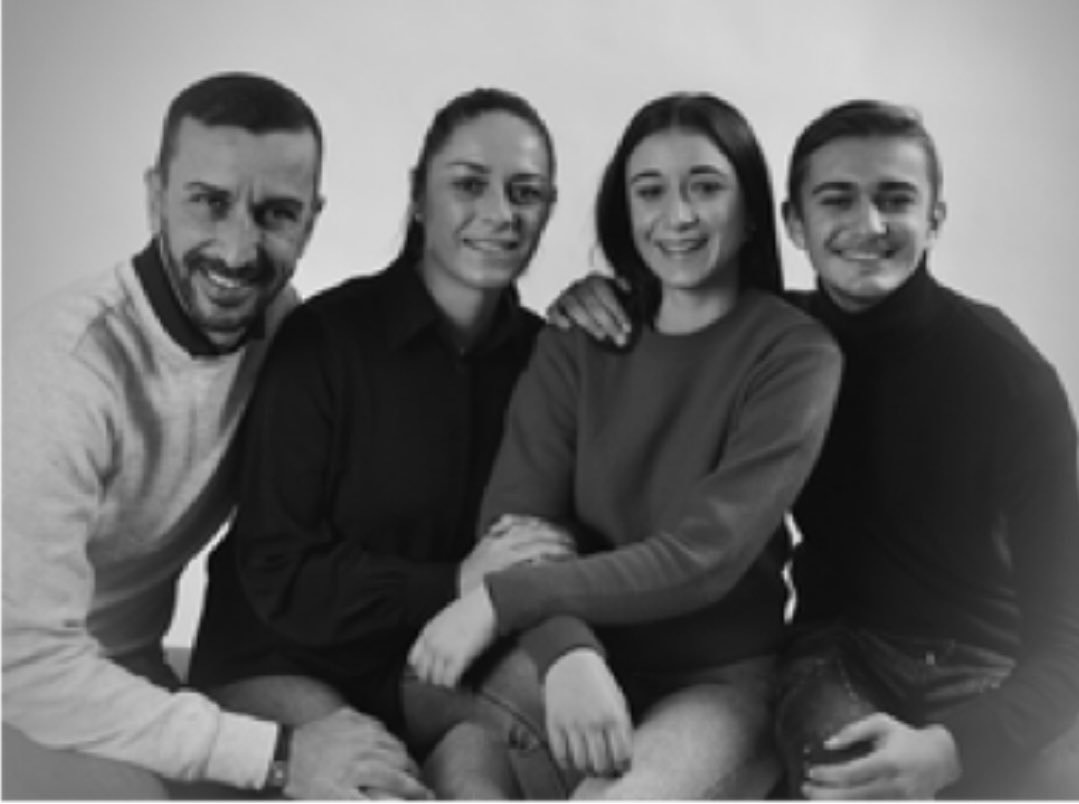 alexallahham's tweet photo. Nous vous souhaitons tous nos vœux de bonheur, de sourires.
Portez votre regard vers l’avenir et protégez vos proches.
Bonne Année 2022 https://t.co/1xaOIXy3zO