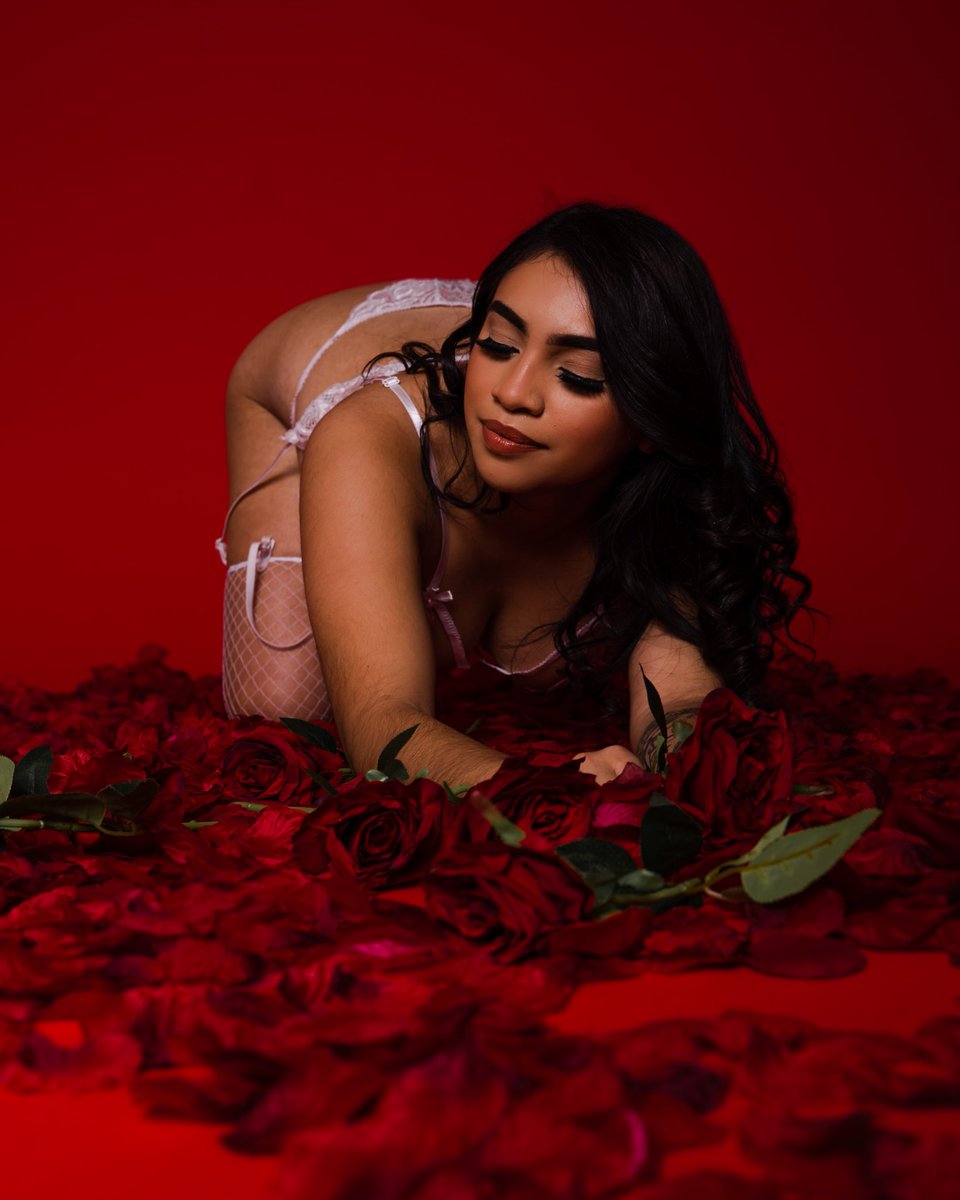 MJMediaLLC1's tweet photo. Happy new years!! 🎇⁣
⁣
Start your year off right by scheduling your Boudoir shoot ✨⁣
⁣
Still have availability for Valentines quickies, first round is this Saturday the 8th!! Booking link in the pinned post of our Facebook Group

ALL inquiries⁣
https://t.co/wHqN0qEGoN https://t.co/EczmdO6159