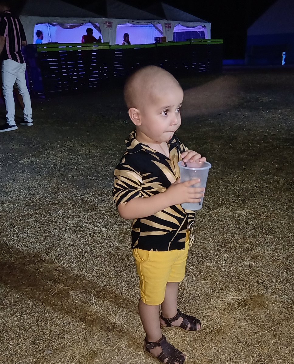 camila_vigano's tweet photo. Que nadie te diga que con 3 años no podés ir a @FiestaCLfcion a recibir el año 🤭 😍💘 #Enamorada https://t.co/euj0EMijO8