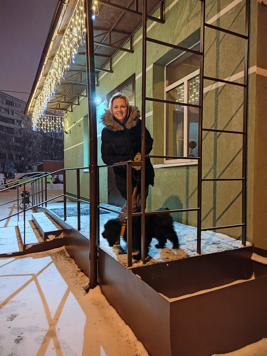 Natashecka2's tweet photo. Субботняя шутка про блондинок:
"Две блондинки разговаривают:
— Чего бы ты хотела в жизни?
— Я бы хотела встретить фею и чтобы она мне подарила сто тысяч долларов.
— А почему не миллион?
— Ну, миллион — это нереально…"
#субботняяшуткапроблондинок https://t.co/9D4BHXnNRA