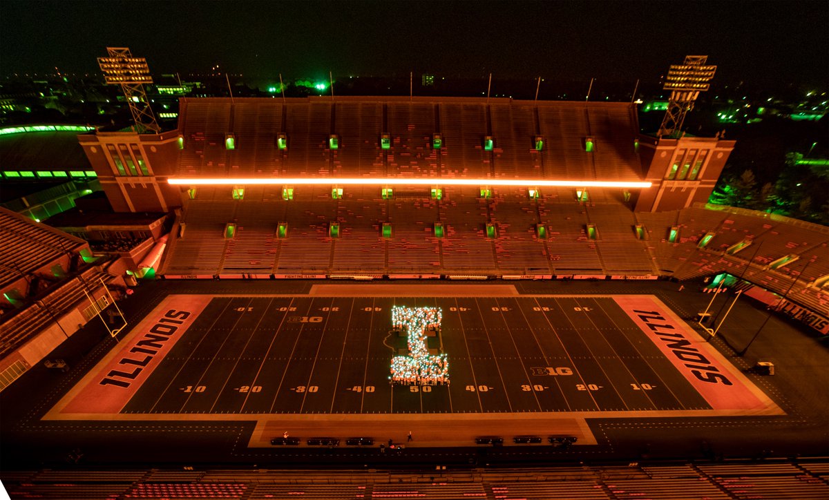 UofIllinois's tweet photo. Here's to a brighter 2022. ✨

Happy New Year, Illini! https://t.co/KHVEAvcftF
