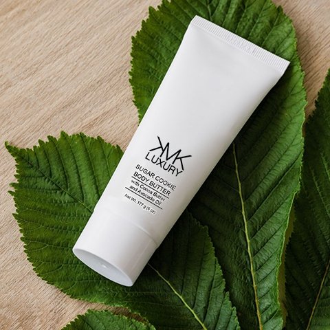 KmkLuxury's tweet image. When you can't let go of the holidays 🎄 🕎 ❄️

Lather up in our deep penetrating Sugar Scrub for ultra smooth skin.

#skincare #cleanskinroutine #veganskincare #crueltyfreeproducts #babysoftskin #scented #lotion #moisturizingskincare #aloevera #beauty #viral #kmkbeauty