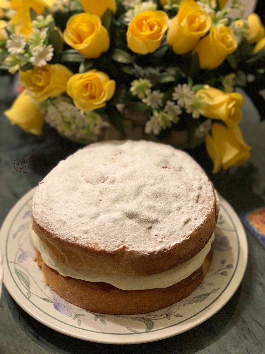 FallenzAngel's tweet photo. Happy New Year everyone! 🥳 all the best for 2022 🎉late posting our bakes but wanted to share my daughter baked Victoria Sponge cake  and I baked Strawberry shortcake on Boxing Day 😊💕@thebakingnanna1 @Rob_C_Allen #HappyNewYear #2022NewYear 
#twitterbakealong https://t.co/wbvmB1uudi